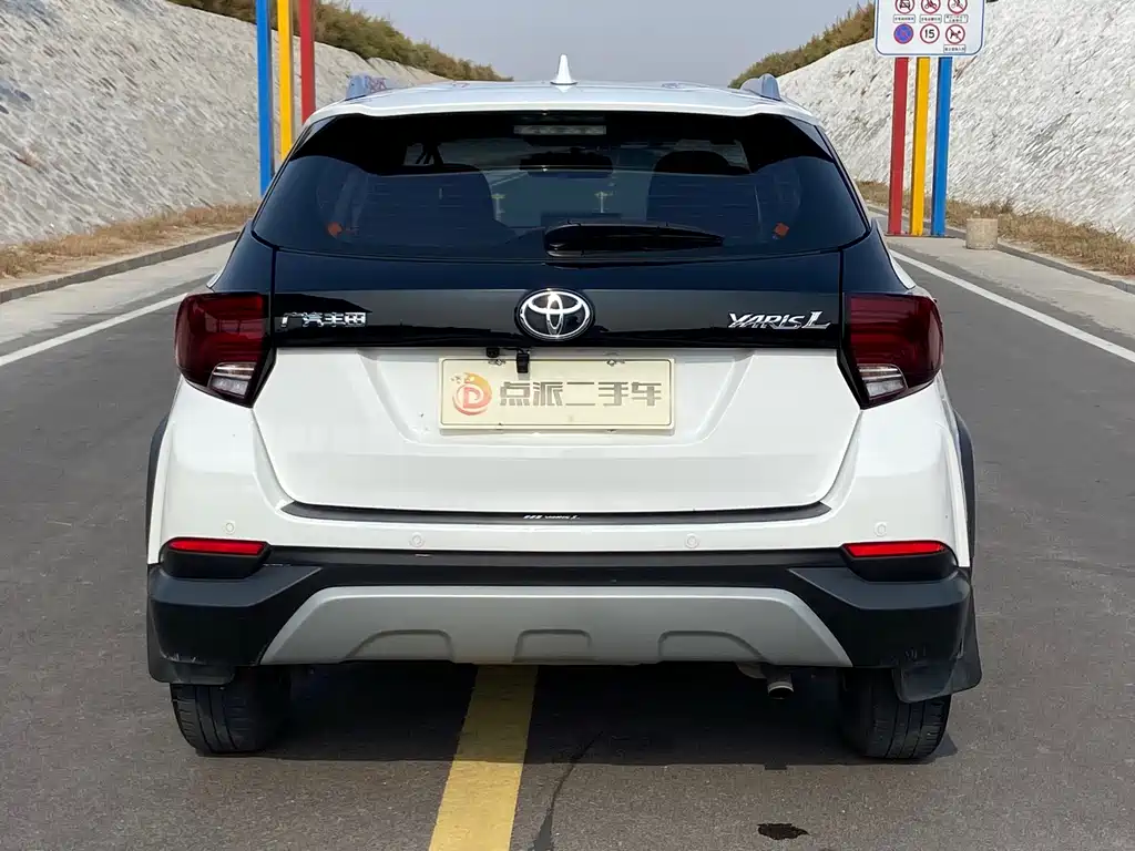 Toyota Yaris L — фото 5