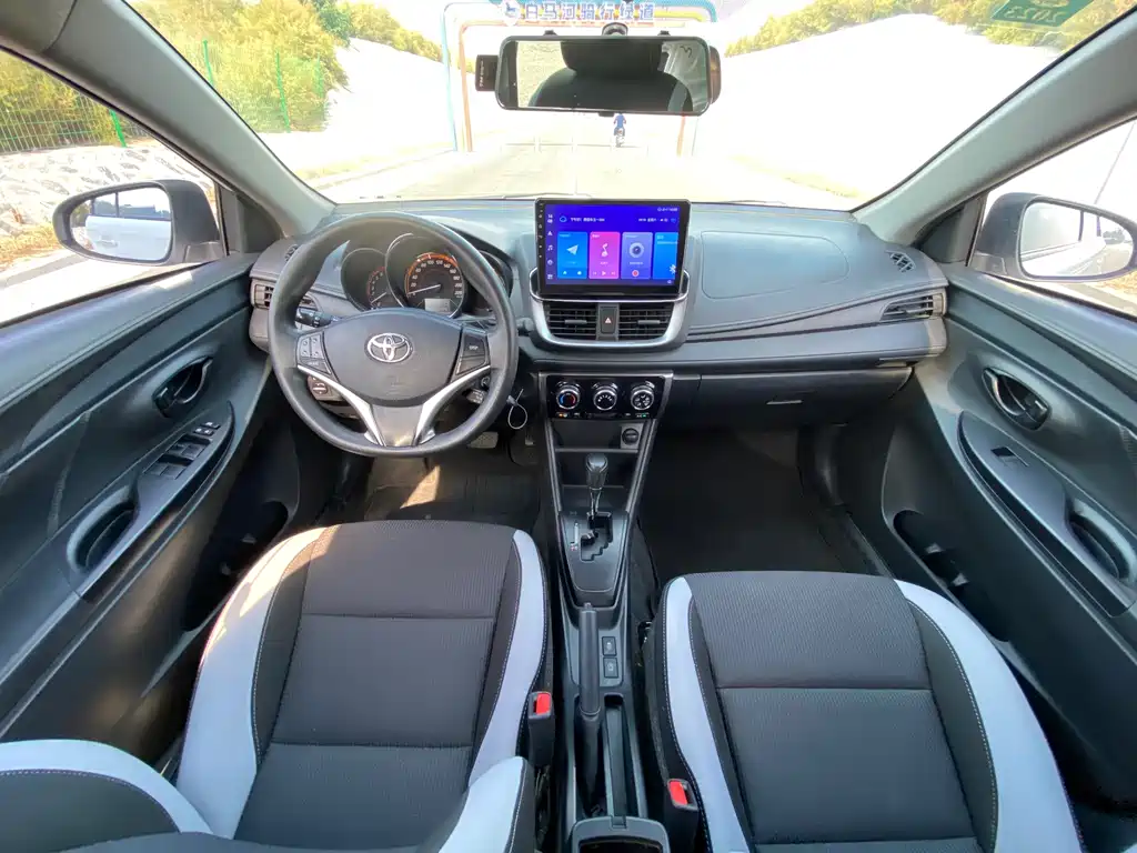 Toyota Yaris L — фото 9