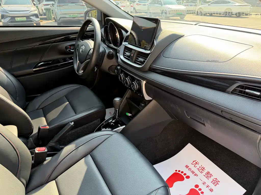 Toyota Yaris L — фото 13