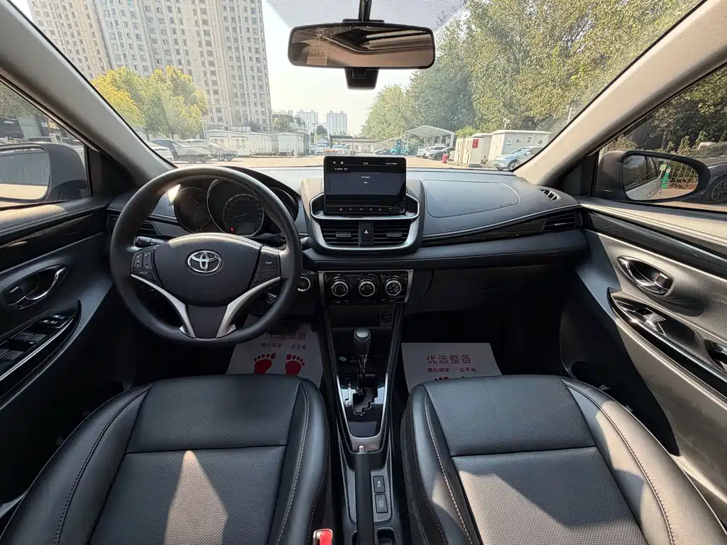 Toyota Yaris L — фото 14