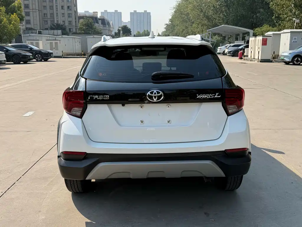 Toyota Yaris L — фото 17