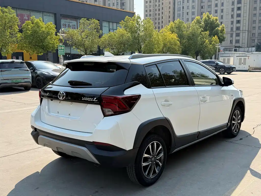 Toyota Yaris L — фото 18
