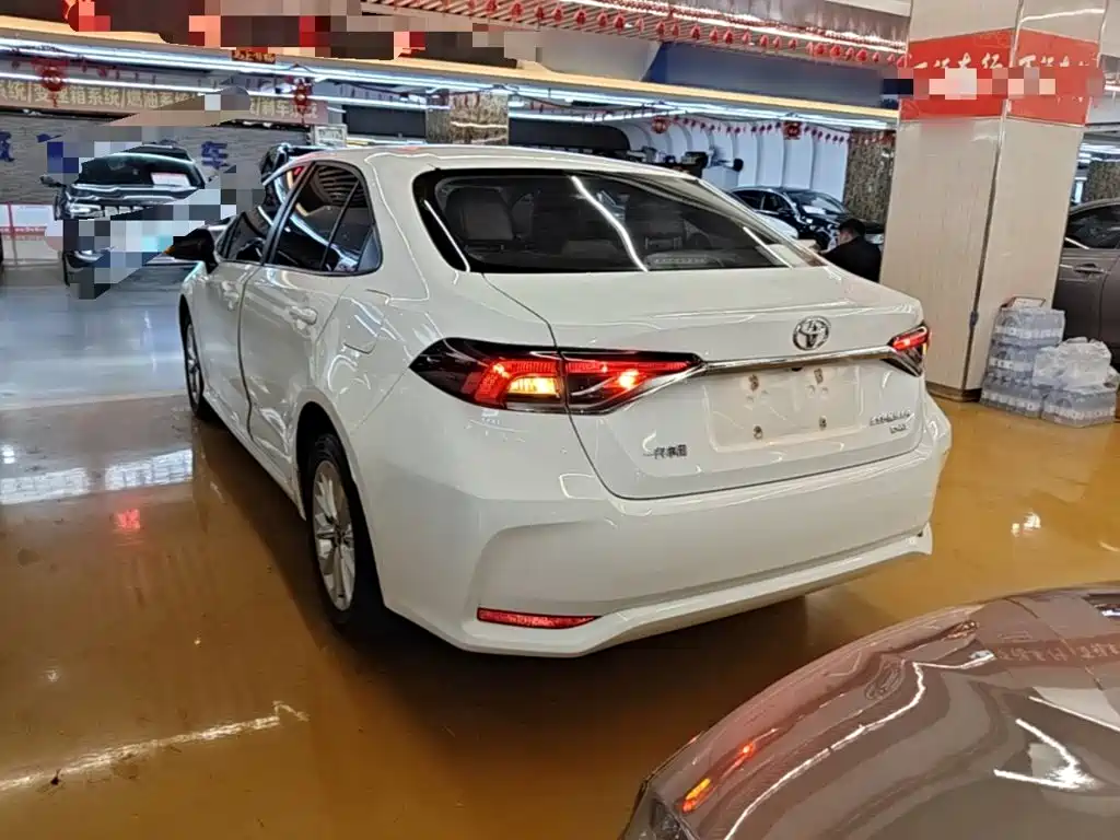 Toyota Corolla — фото 5