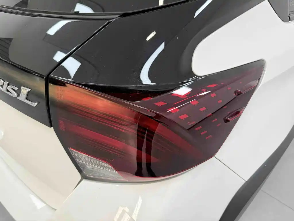 Toyota Yaris L — фото 10