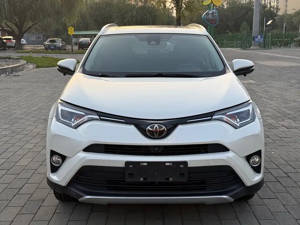 Toyota RAV4 — фото 2