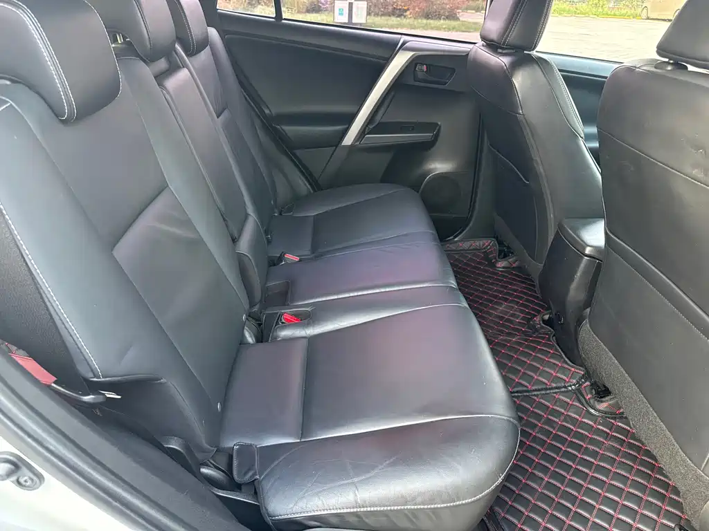 Toyota RAV4 — фото 14