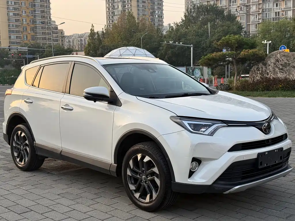 Toyota RAV4 — фото 3