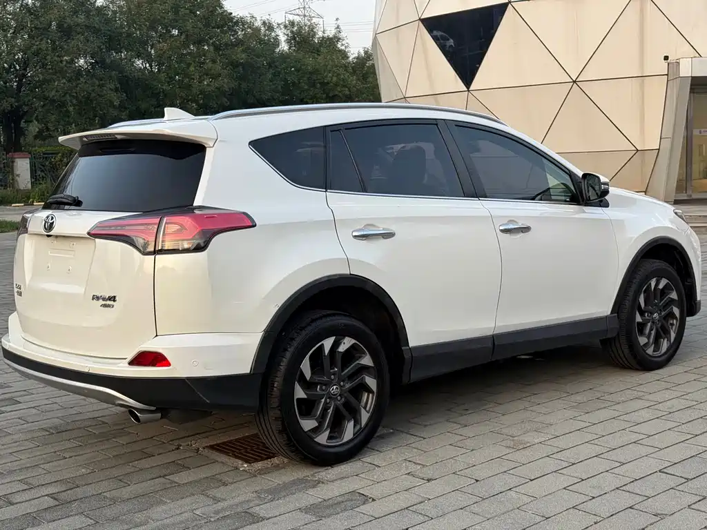 Toyota RAV4 — фото 4