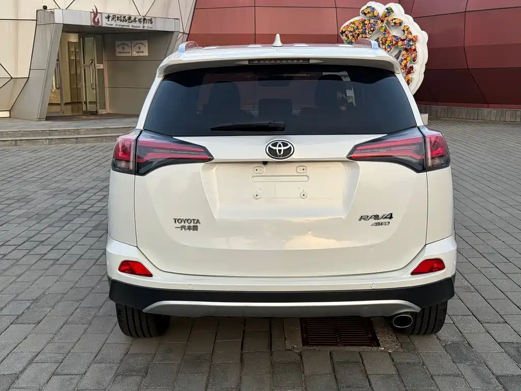 Toyota RAV4 — фото 5