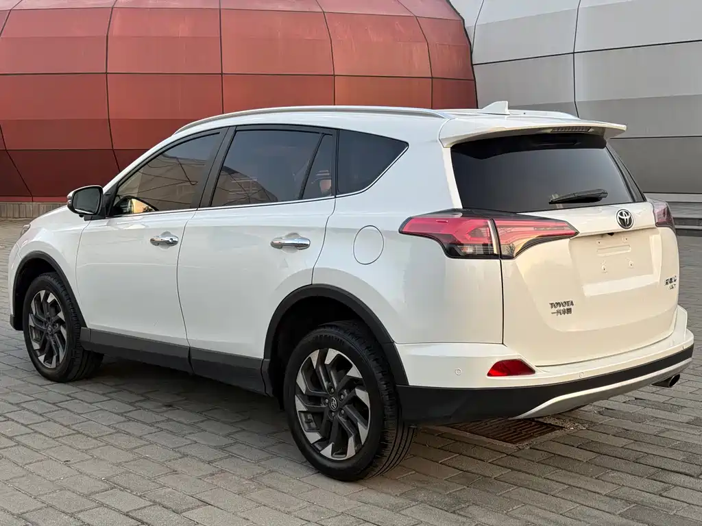 Toyota RAV4 — фото 6