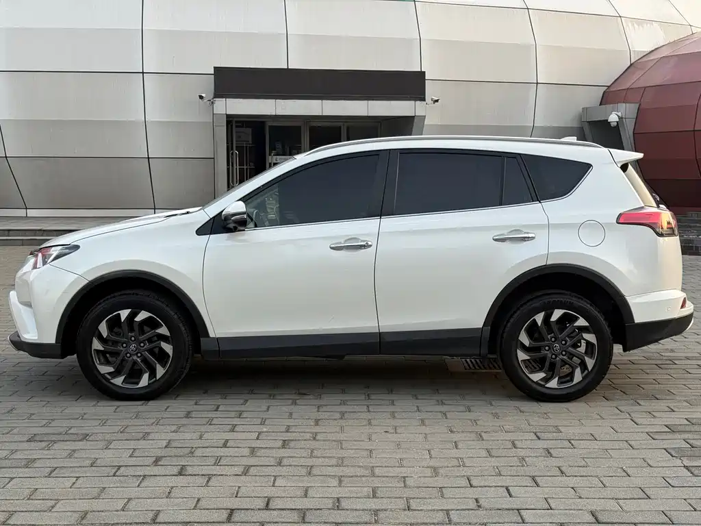 Toyota RAV4 — фото 7