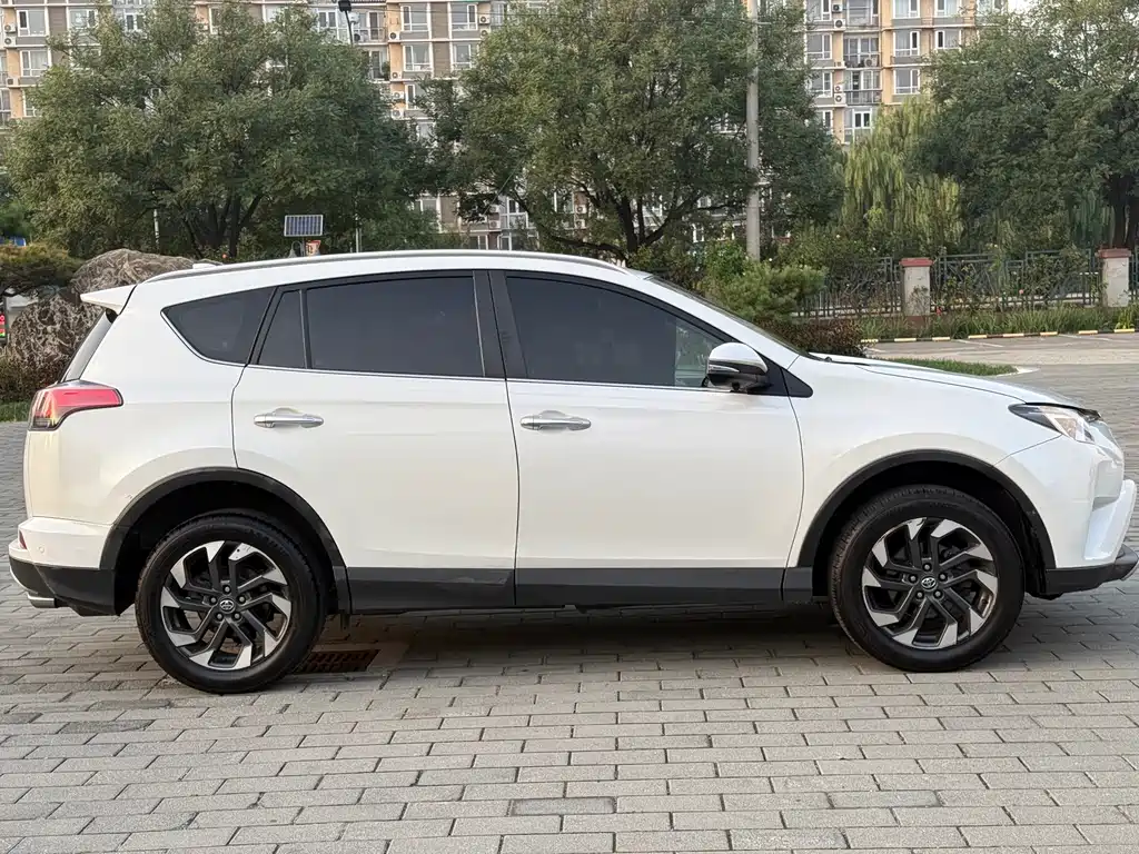 Toyota RAV4 — фото 8