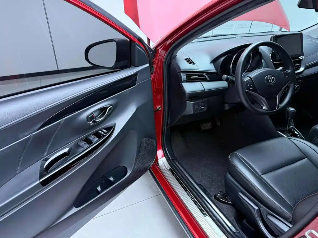 Toyota Yaris L — фото 8