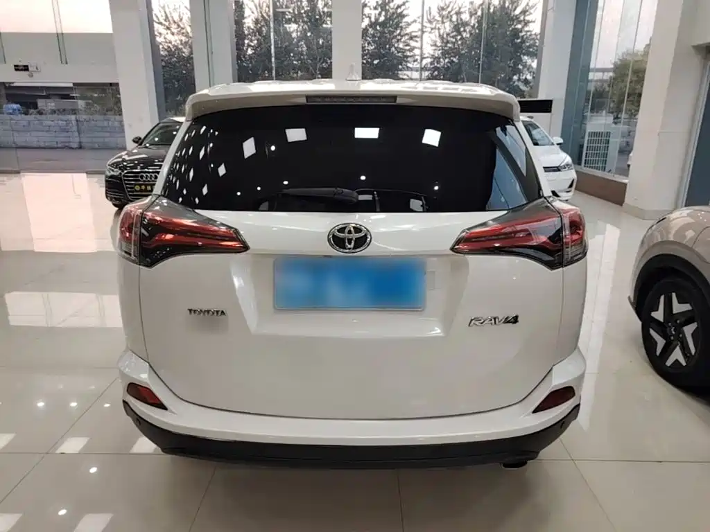 Toyota RAV4 — фото 6