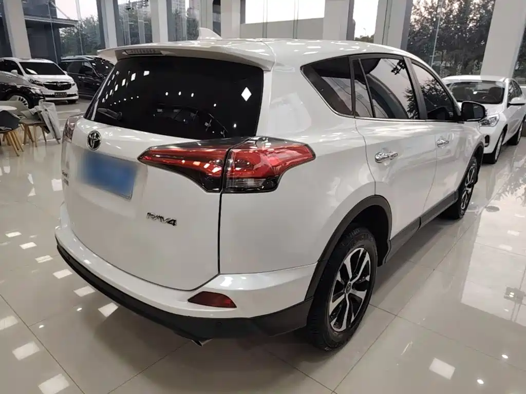 Toyota RAV4 — фото 7
