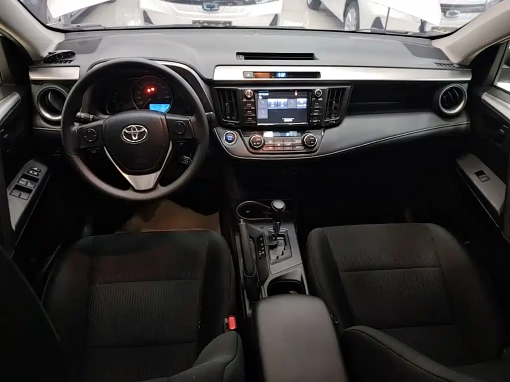 Toyota RAV4 — фото 10