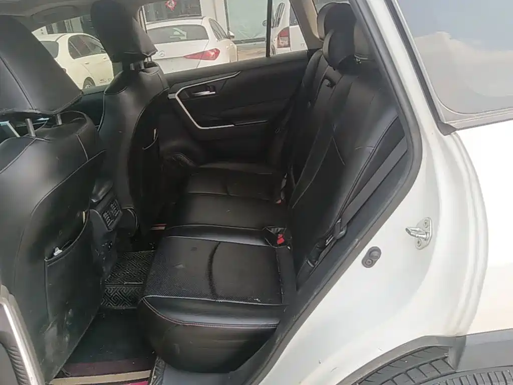 Toyota RAV4 — фото 17