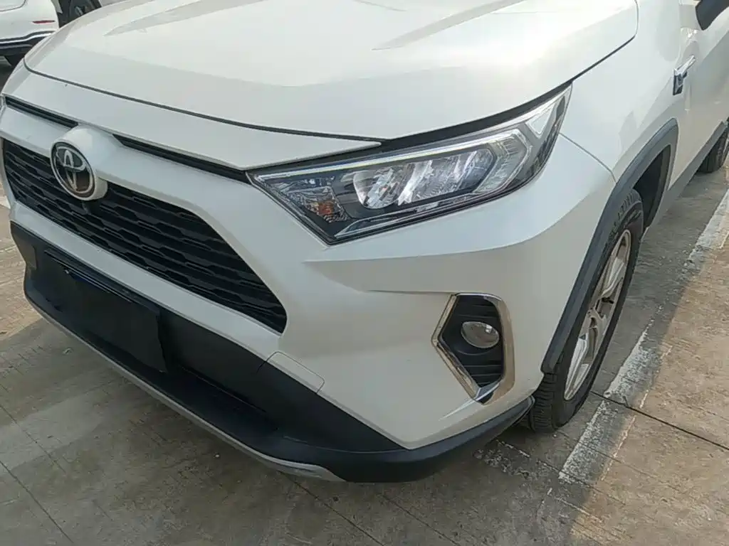 Toyota RAV4 — фото 24