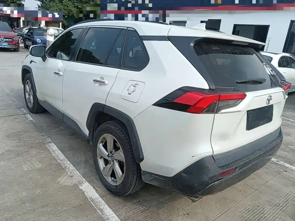 Toyota RAV4 — фото 5