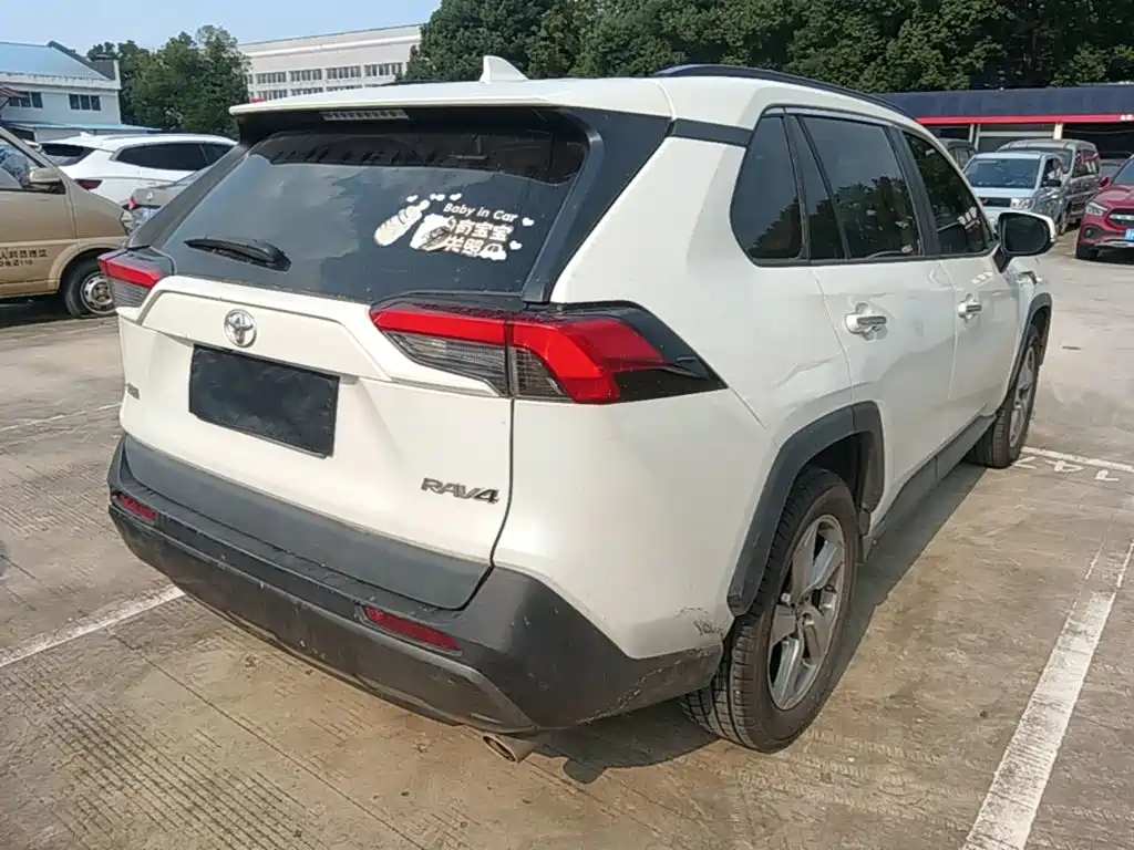 Toyota RAV4 — фото 7