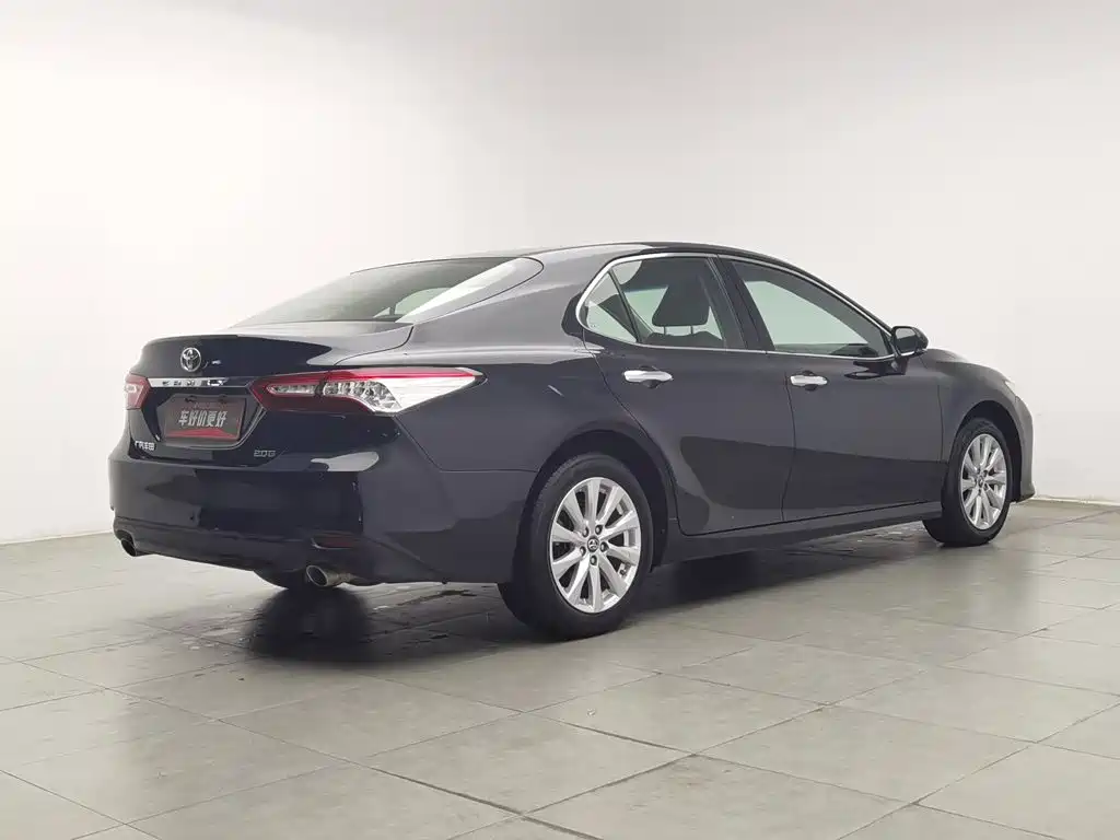 Toyota Camry — фото 2