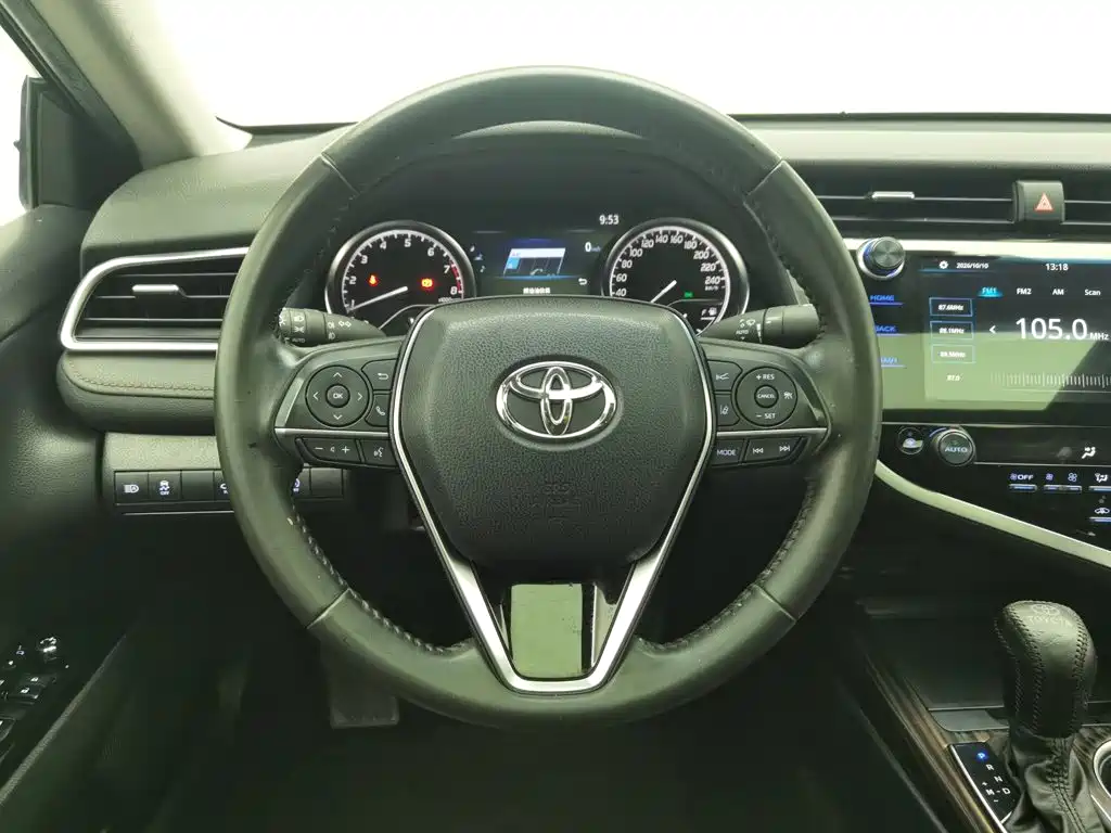 Toyota Camry — фото 11
