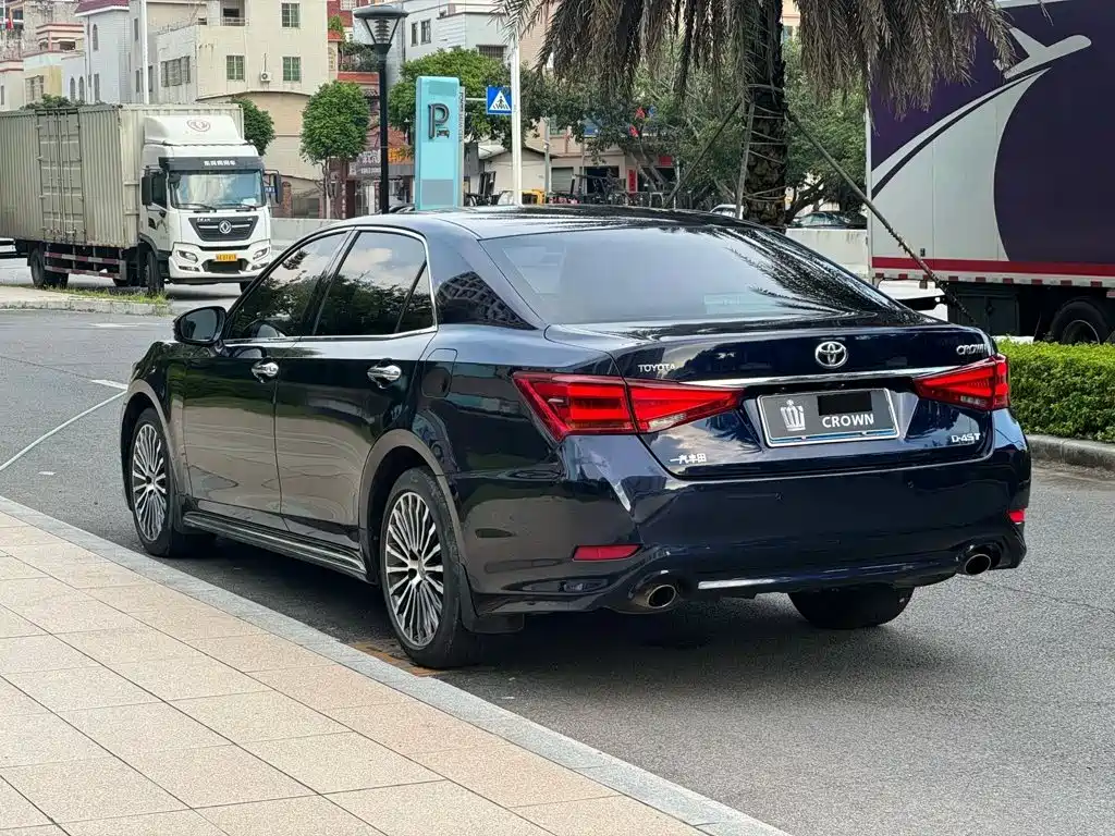 Toyota Crown — фото 5