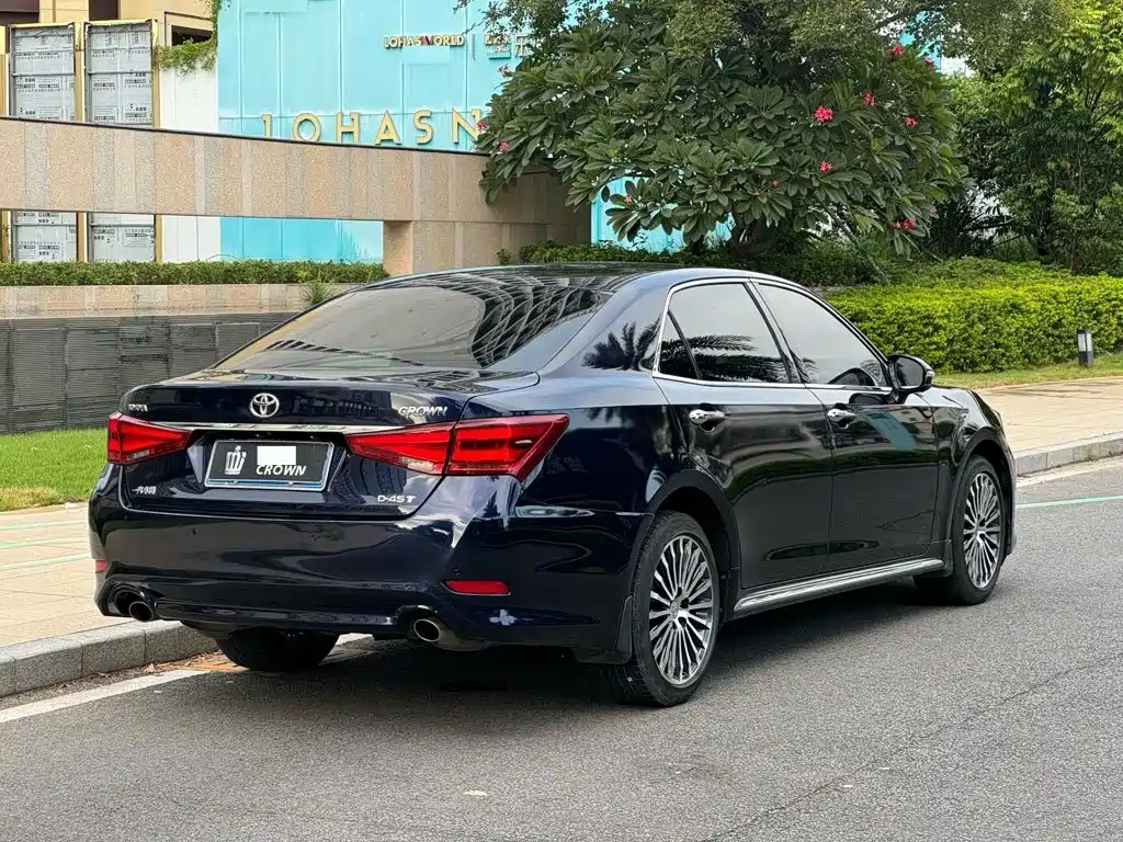 Toyota Crown — фото 6