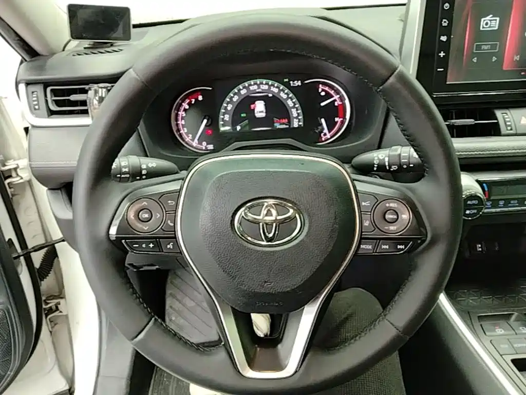 Toyota RAV4 — фото 11