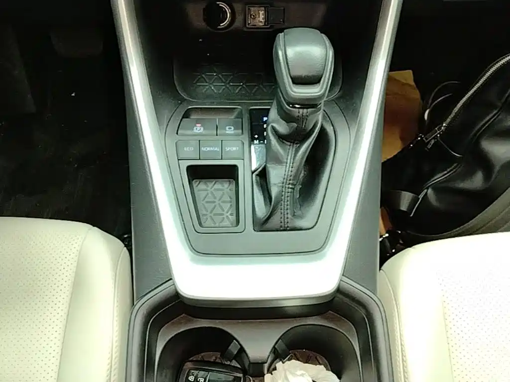 Toyota RAV4 — фото 14