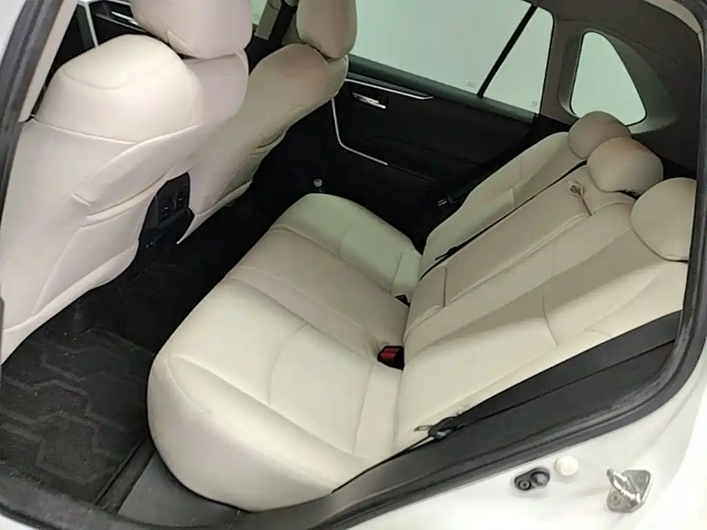 Toyota RAV4 — фото 17