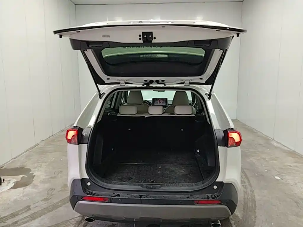 Toyota RAV4 — фото 19