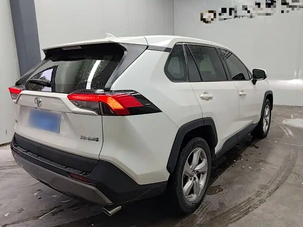 Toyota RAV4 — фото 7