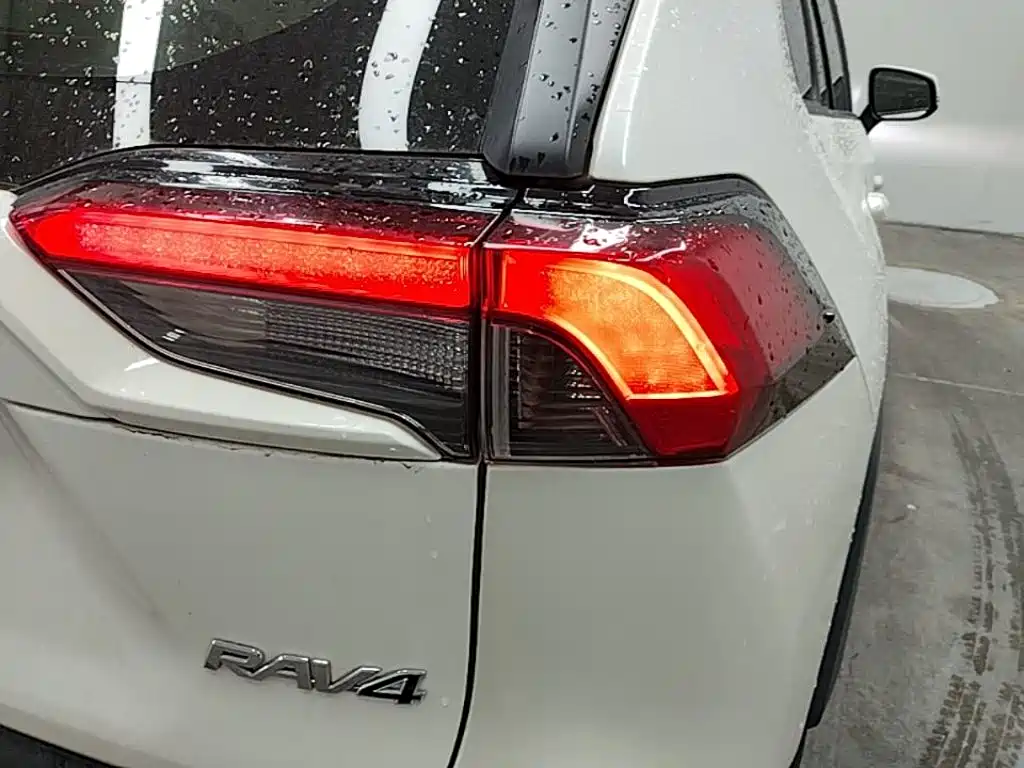 Toyota RAV4 — фото 8