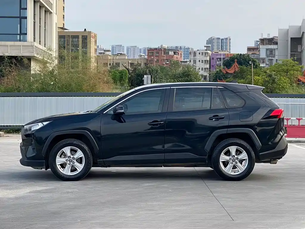 Toyota RAV4 — фото 3