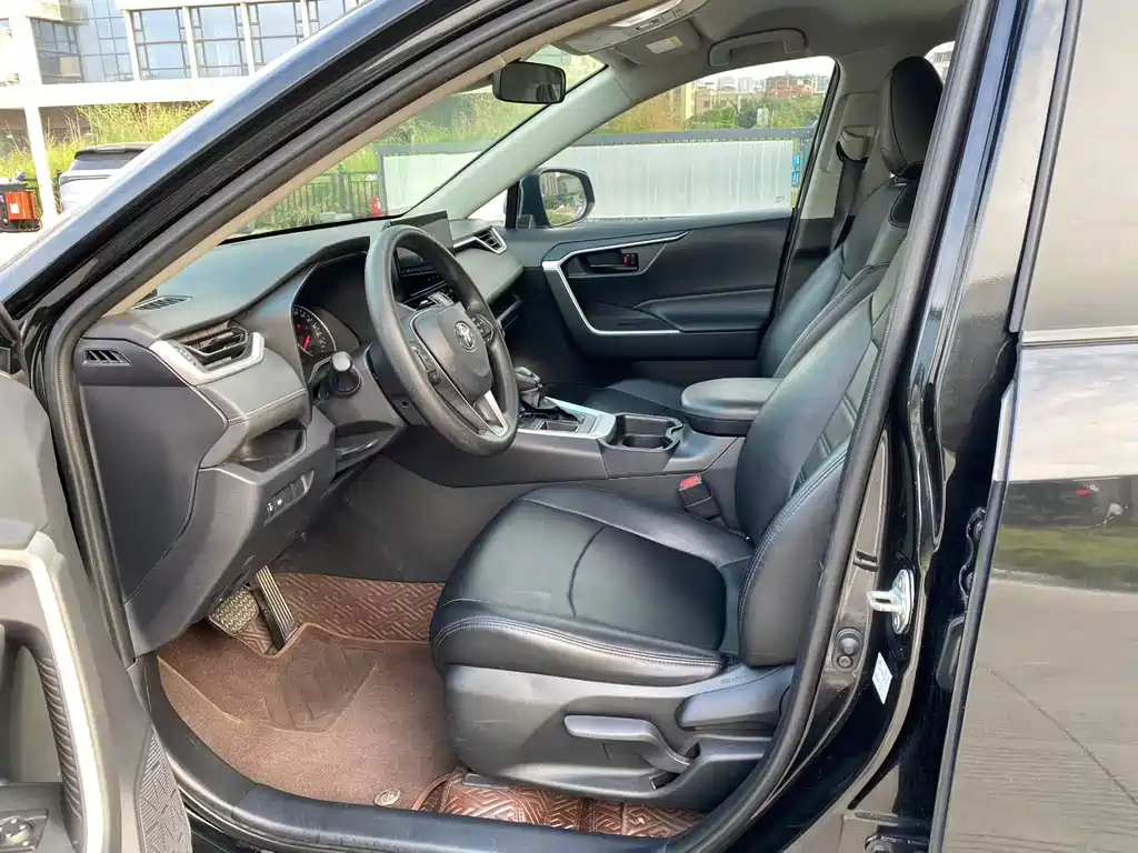 Toyota RAV4 — фото 4
