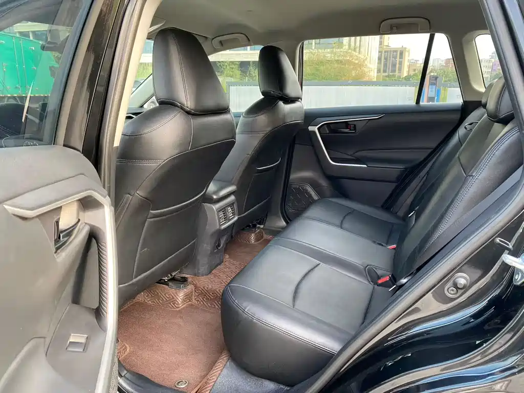 Toyota RAV4 — фото 5