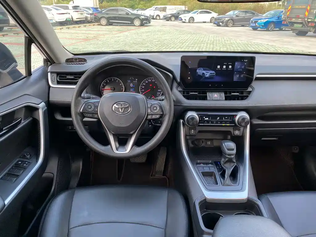 Toyota RAV4 — фото 7