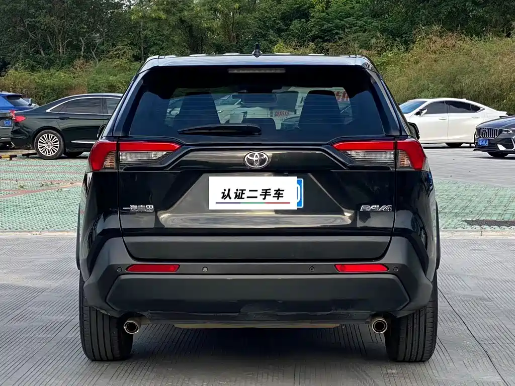 Toyota RAV4 — фото 8