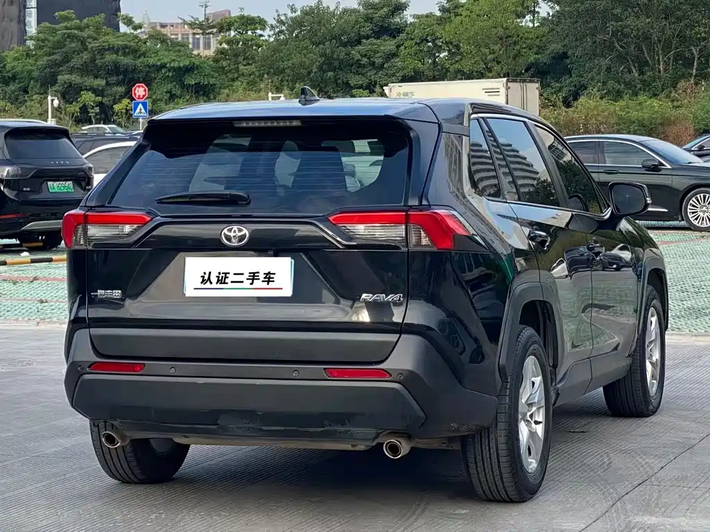 Toyota RAV4 — фото 9
