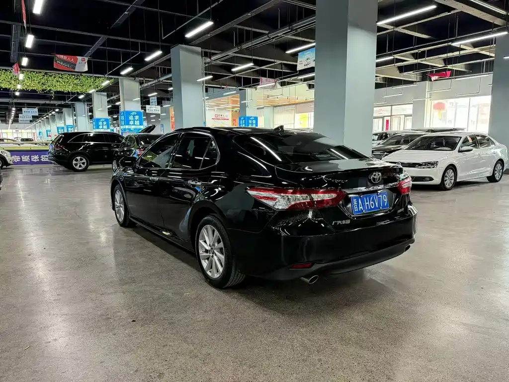 Toyota Camry — фото 9
