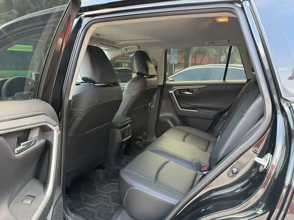 Toyota RAV4 — фото 5