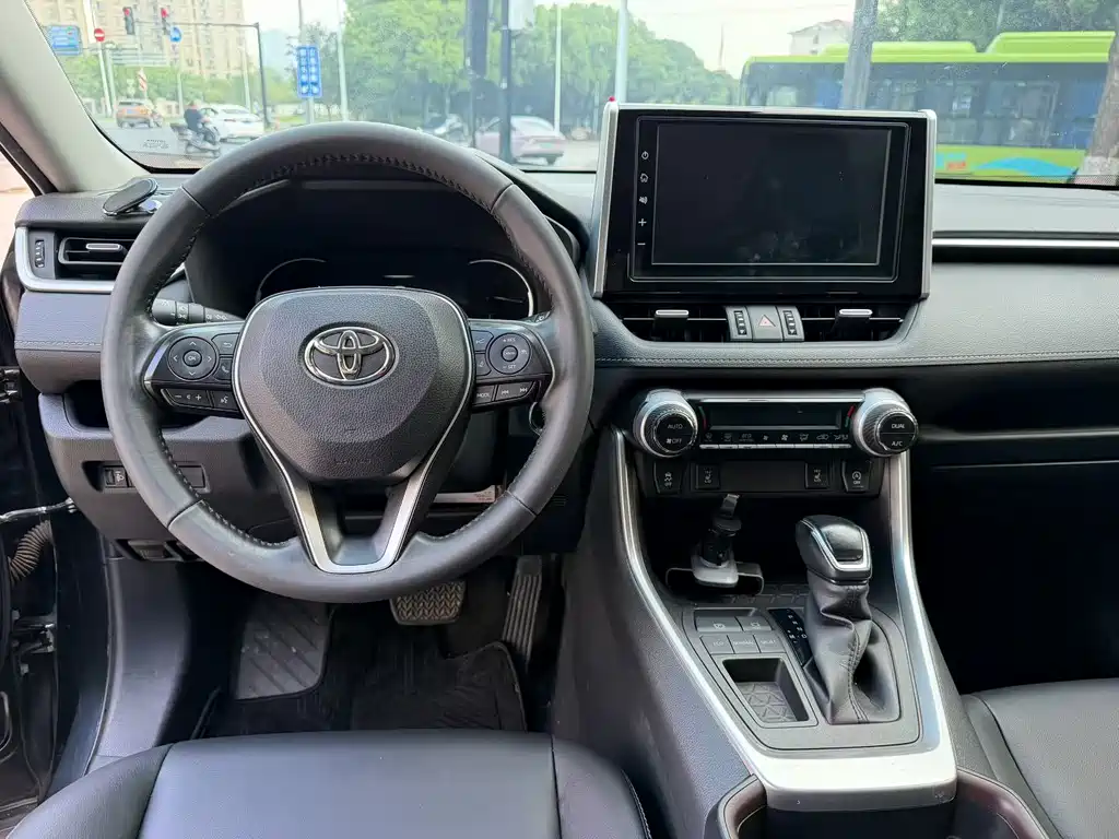 Toyota RAV4 — фото 6