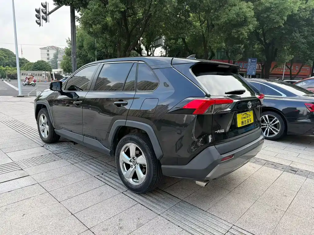 Toyota RAV4 — фото 8