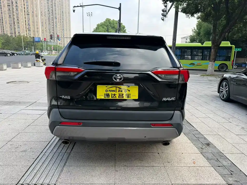 Toyota RAV4 — фото 9