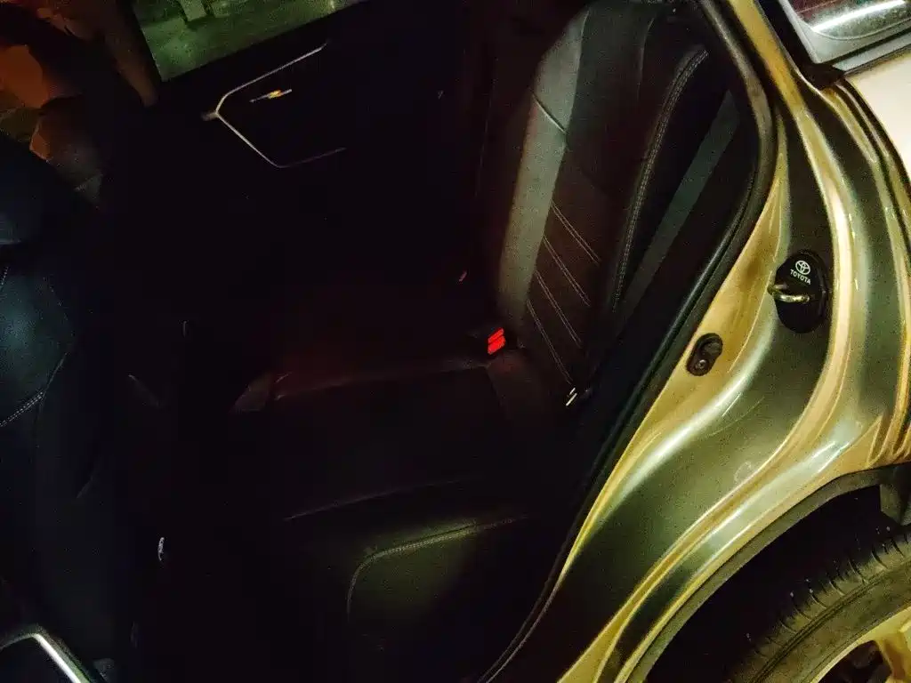 Toyota RAV4 — фото 15
