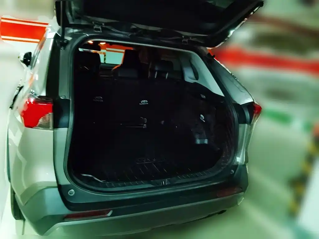 Toyota RAV4 — фото 10