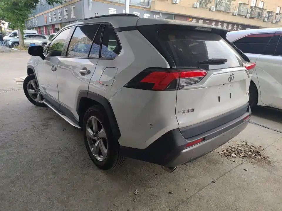 Toyota RAV4 — фото 4