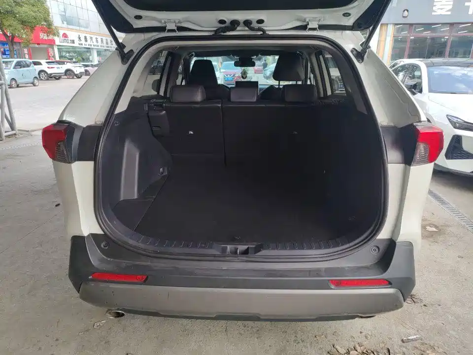 Toyota RAV4 — фото 9
