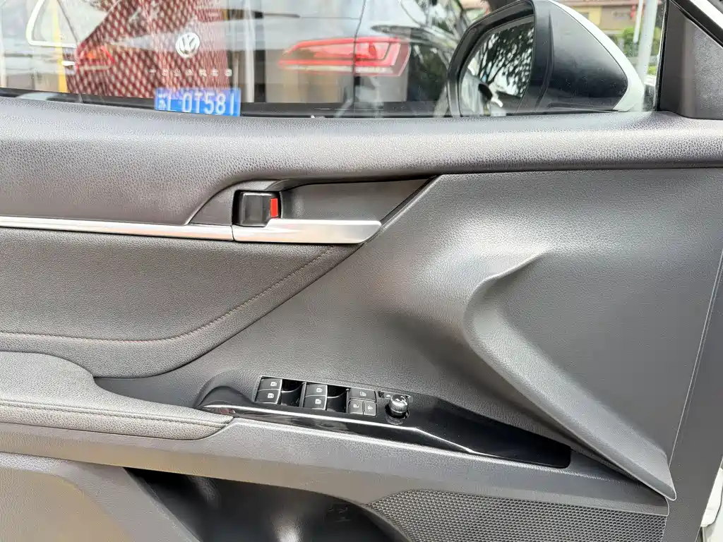 Toyota Camry — фото 11